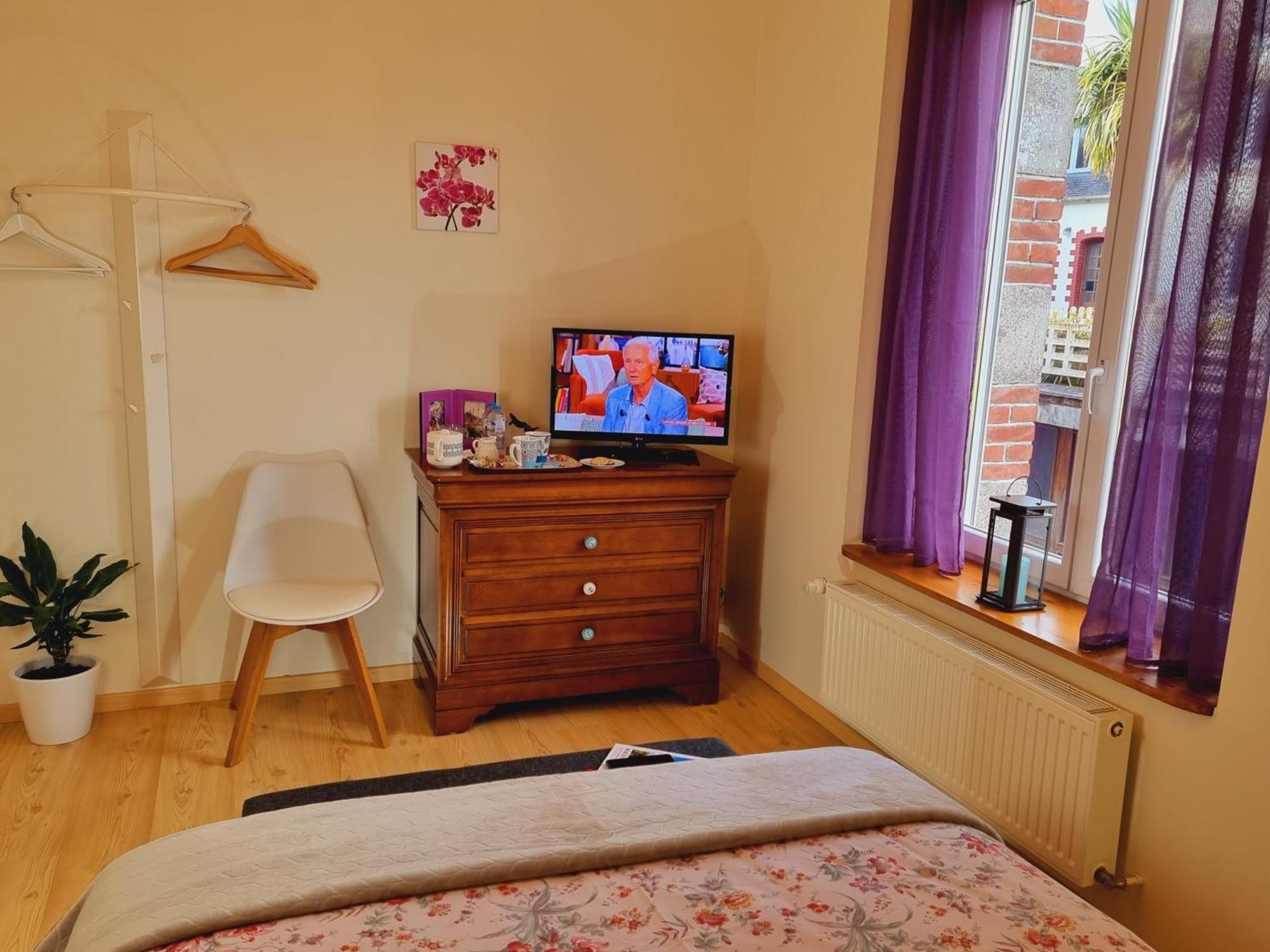 Chambres D'Hotes "Le Clos De La Baie" Paimpol Ruang foto